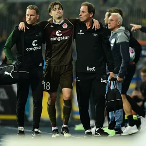 Physiotherapeut James Morgan, Scott Banks und Mannschaftsarzt Dr. Volker Carrero