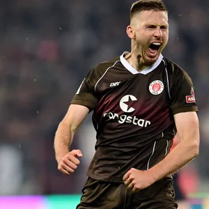 Marol Mets freut sich über den Sieg gegen Schalke