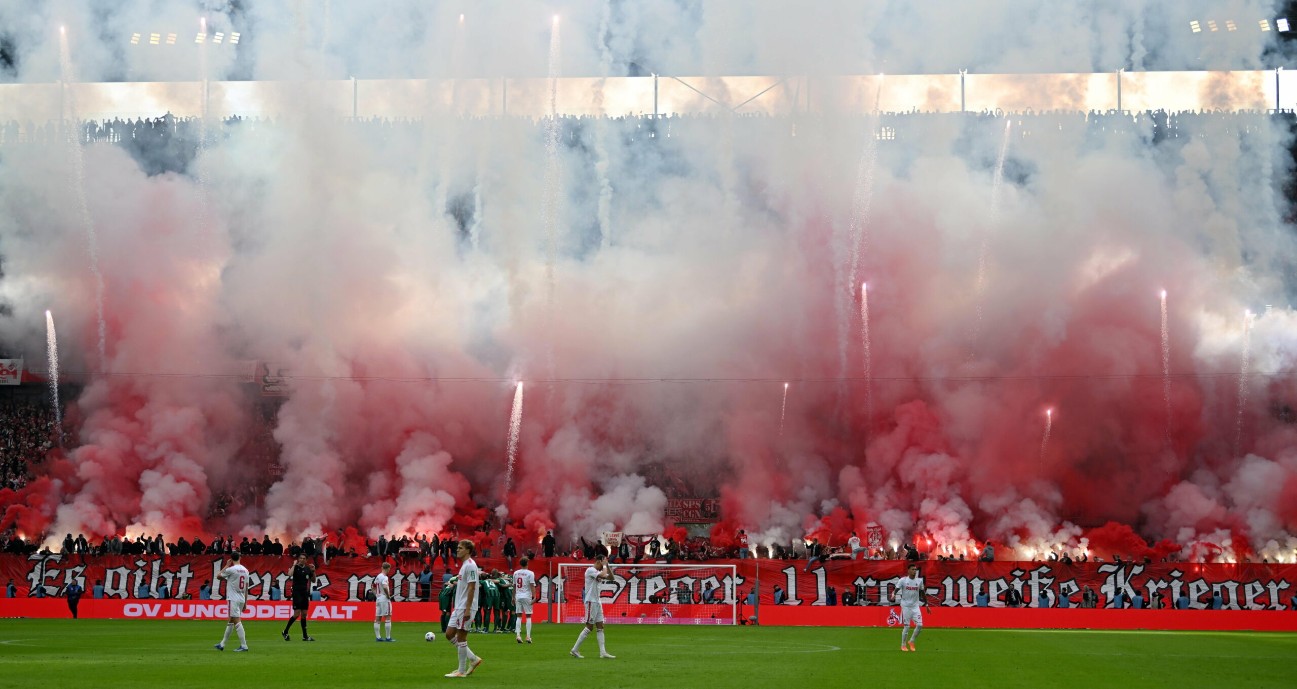 Pyro-Show von Kölner Fans im Spiel gegen Mönchengladbach