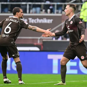 Simon Zoller jubelt mit Johannes Eggestein