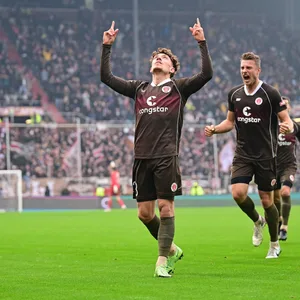Philipp Treu und Hauke Wahl bejubeln das 2:1 gegen den KSC.