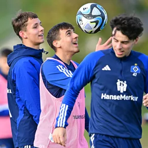 Otto Stange, Bilal Yalcinkaya und Nicolas Oliveira im HSV-Training