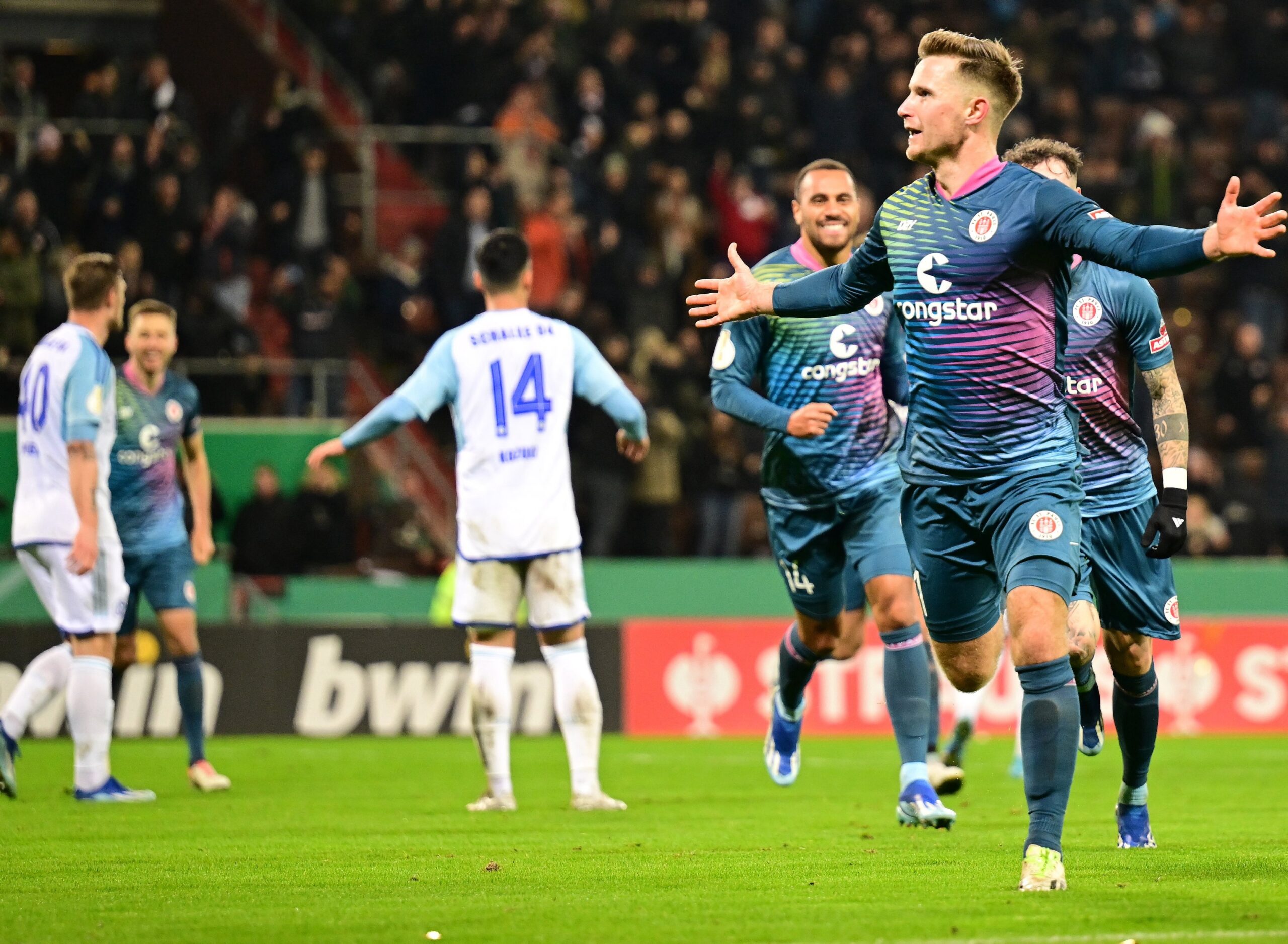 Johannes Eggestein bejubelt sein Siegtor im Pokal gegen Schalke