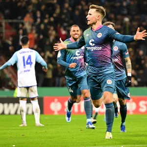 Johannes Eggestein bejubelt sein Siegtor im Pokal gegen Schalke