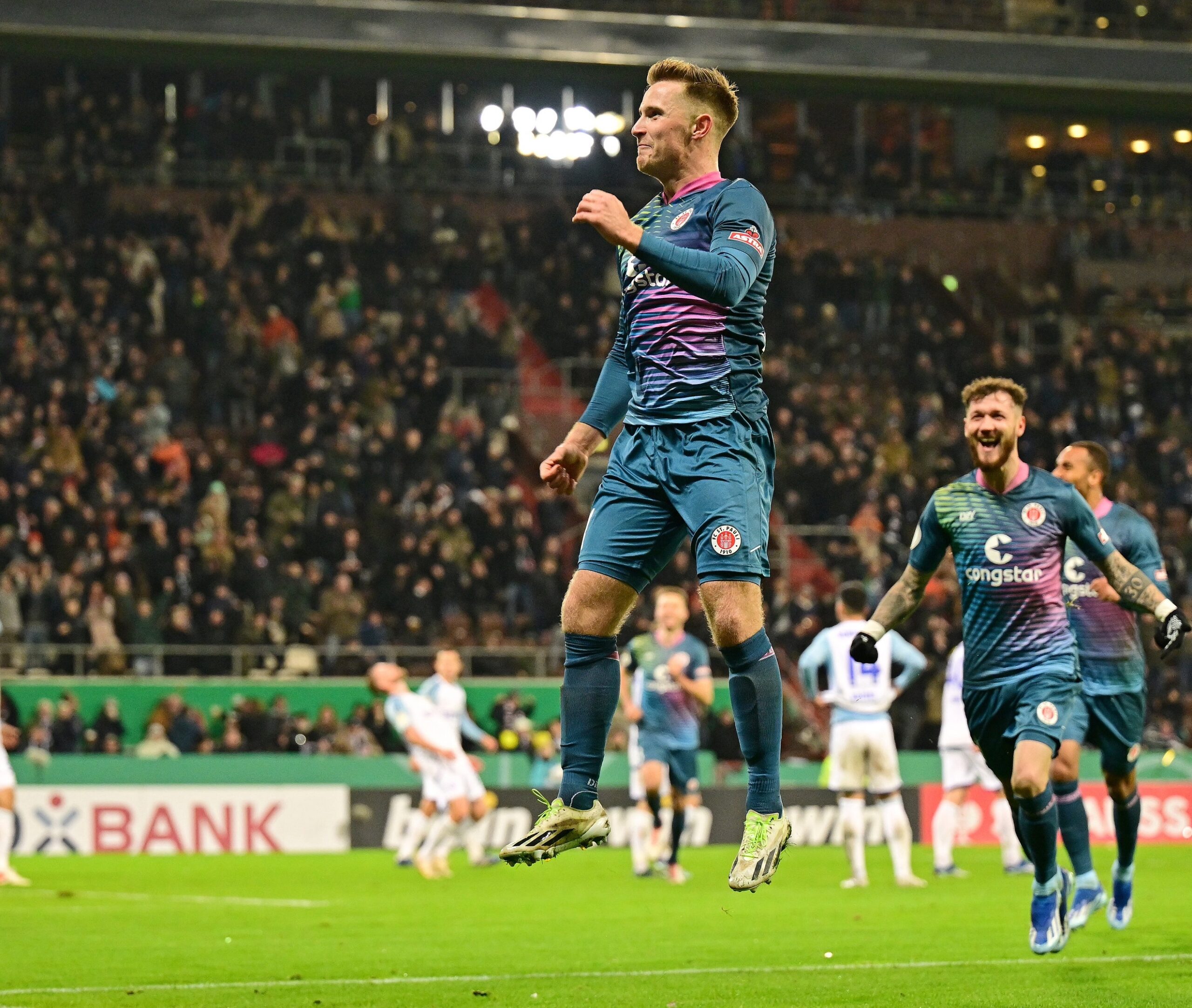 Johannes Eggestein bejubelt sein Tor gegen Schalke im Pokal