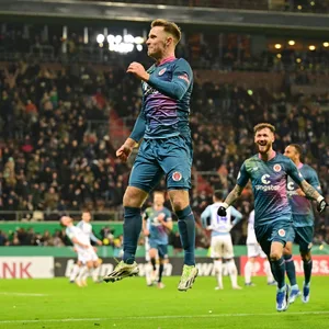 Johannes Eggestein bejubelt sein Tor gegen Schalke im Pokal