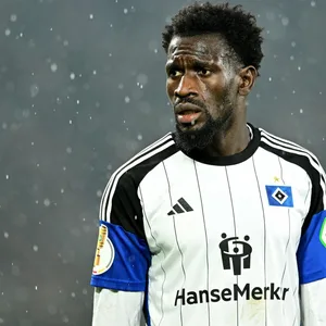 Bakery Jatta mit skeptischem Blick im Regen