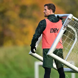 Simon Zoller trägt ein Mini-Tor im St. Pauli-Training.