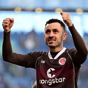 Manolis Saliakas jubelt nach dem Sieg in Rostock