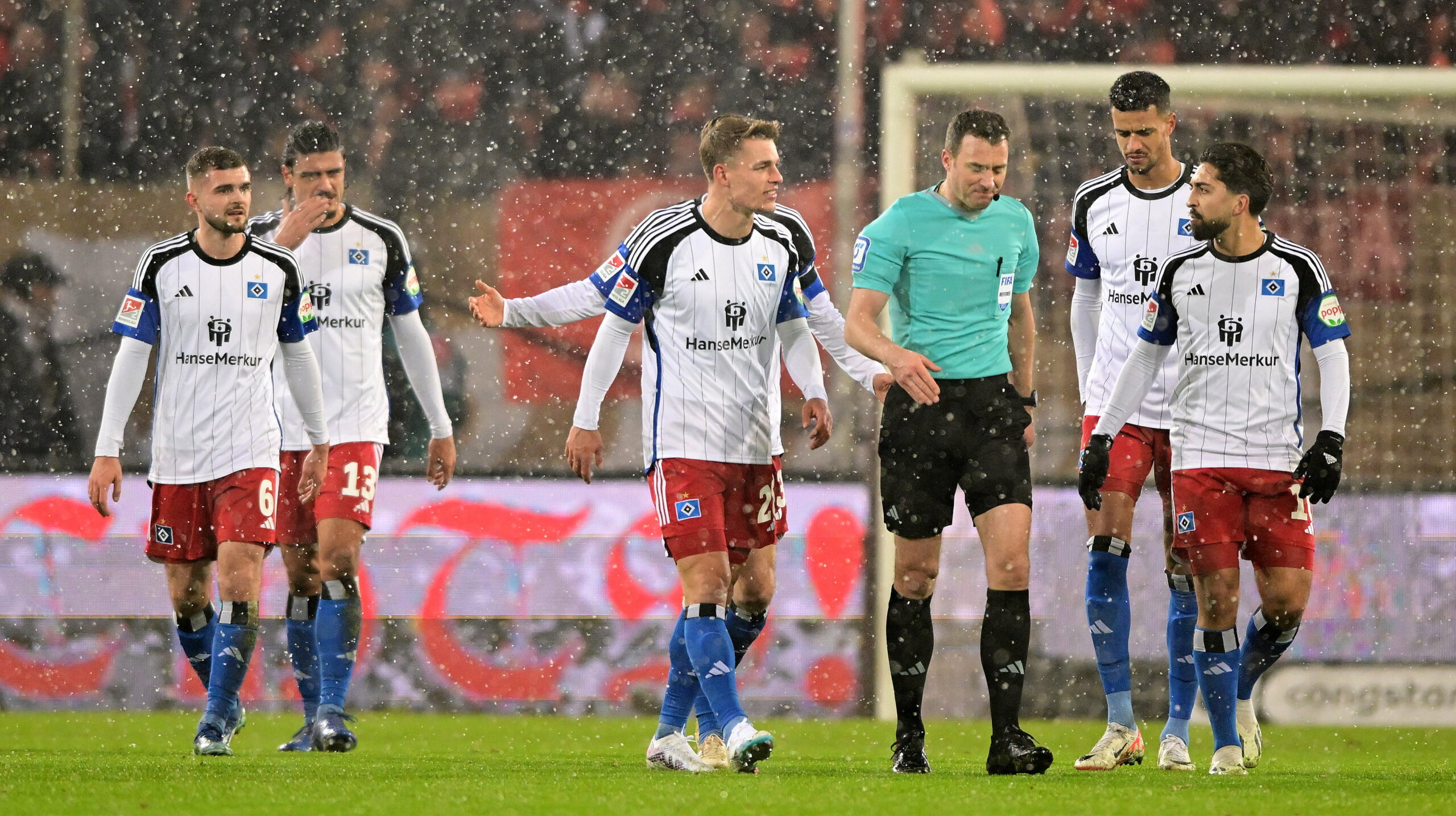 HSV-Profis reden nach dem 1:0 für St. Pauli auf Schiedsrichter Felix Zwayer ein