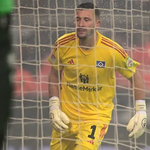 HSV-Keeper Heuer Fernandes schießt sich den Ball gegen St. Pauli ins eigene Tor