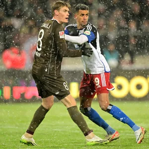 St. Pauli-Profi Smith im Duell mit HSV-Profi Glatzel