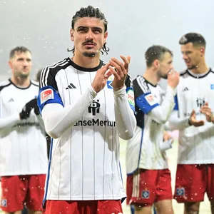 Guilherme Ramos applaudiert nach dem Derby vor dem Fans