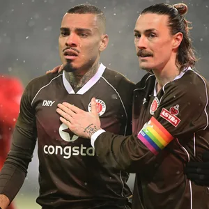 Jackson Irvine tröstet Maurides