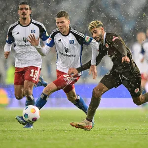 HSV-Verteidiger Ignace Van der Brempt im Duell mit St. Pauli-Stürmer Elias Saad