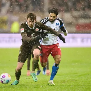 St. Paulis Connor Metcalfe und Immanuel Pherai vom HSV im Zweikampf
