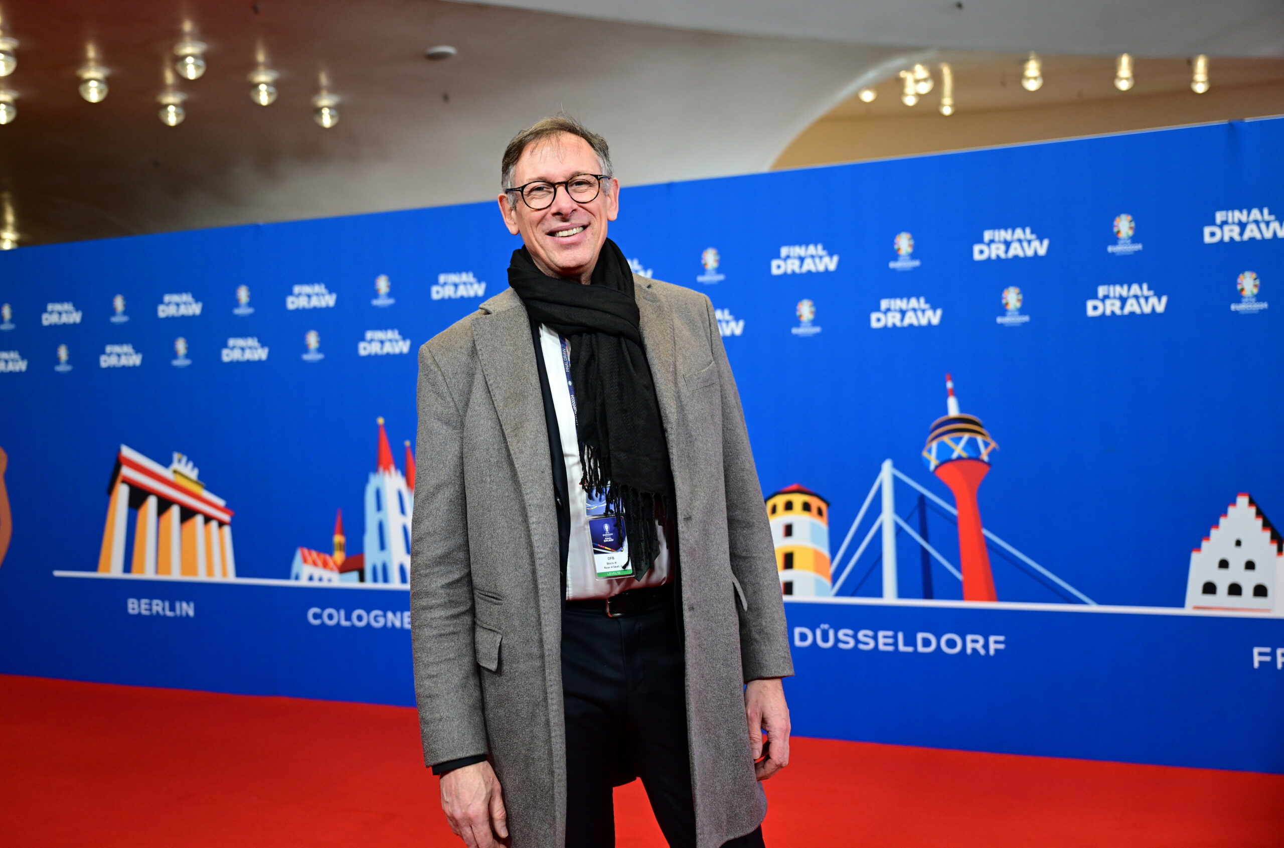 DFB-Medienchef Steffen Simon bei der EM-Gruppenauslosung in Elbphilharmonie in Hamburg