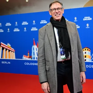 DFB-Medienchef Steffen Simon bei der EM-Gruppenauslosung in Elbphilharmonie in Hamburg