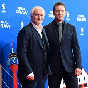 DFB-Direktor Rudi Völler und Bundestrainer Julian Nagelsmann bei der Auslosung