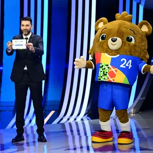 Italiens Weltmeister Gianluigi Buffon zieht das symbolische deutsche Los