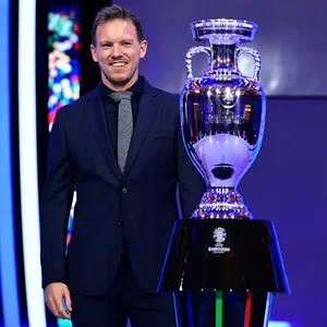 Bundestrainer Julian Nagelsmann mit dem EM-Pokal
