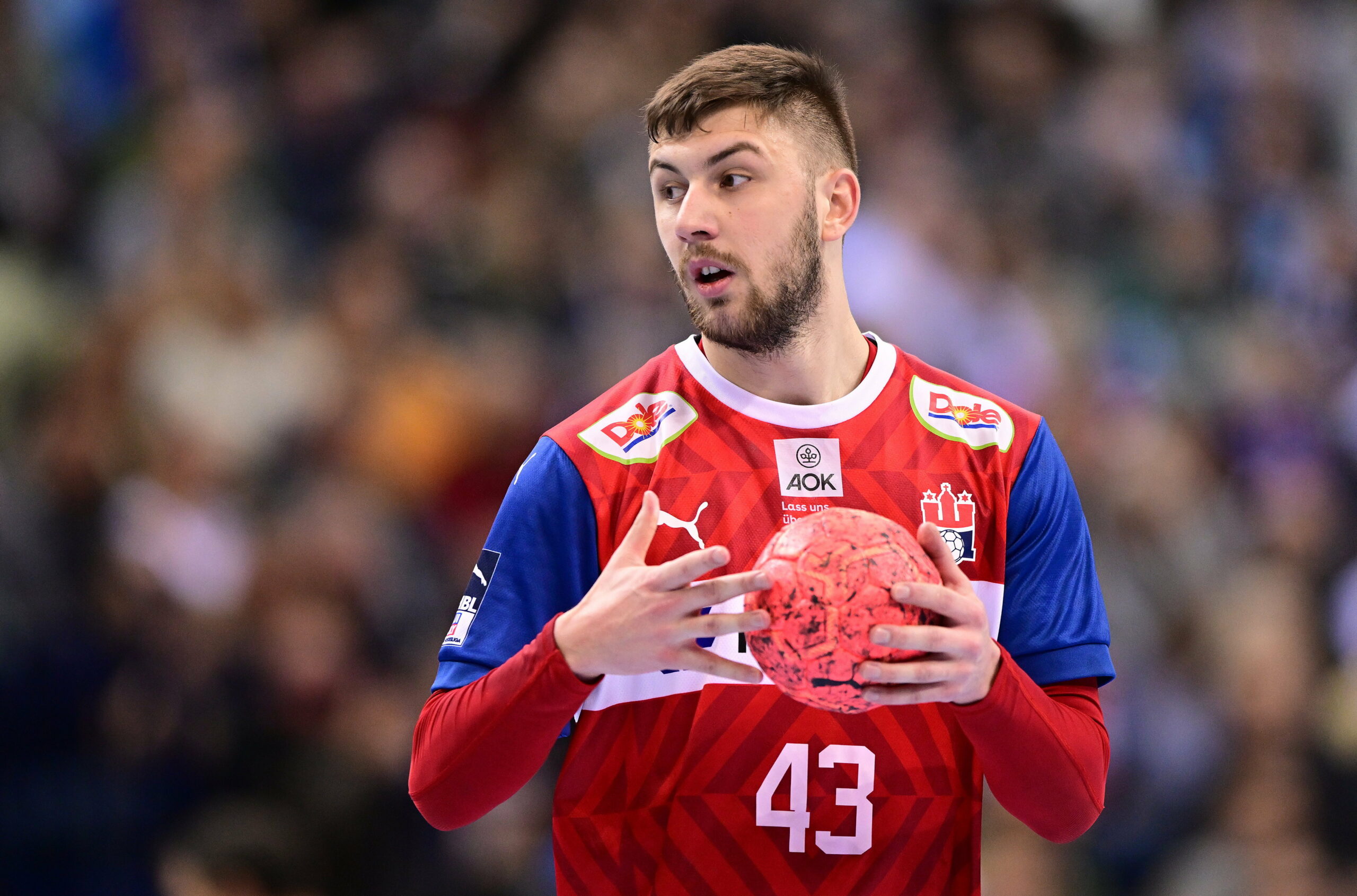 Zoran Ilic mit dem Handball in der Hand