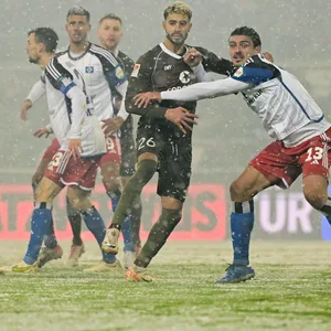 Für die Profis des HSV und des FC St. Pauli gibt es ab der kommenden Saison eine Regeländerung - wenn sie dann noch in Liga zwei spielen sollten.
