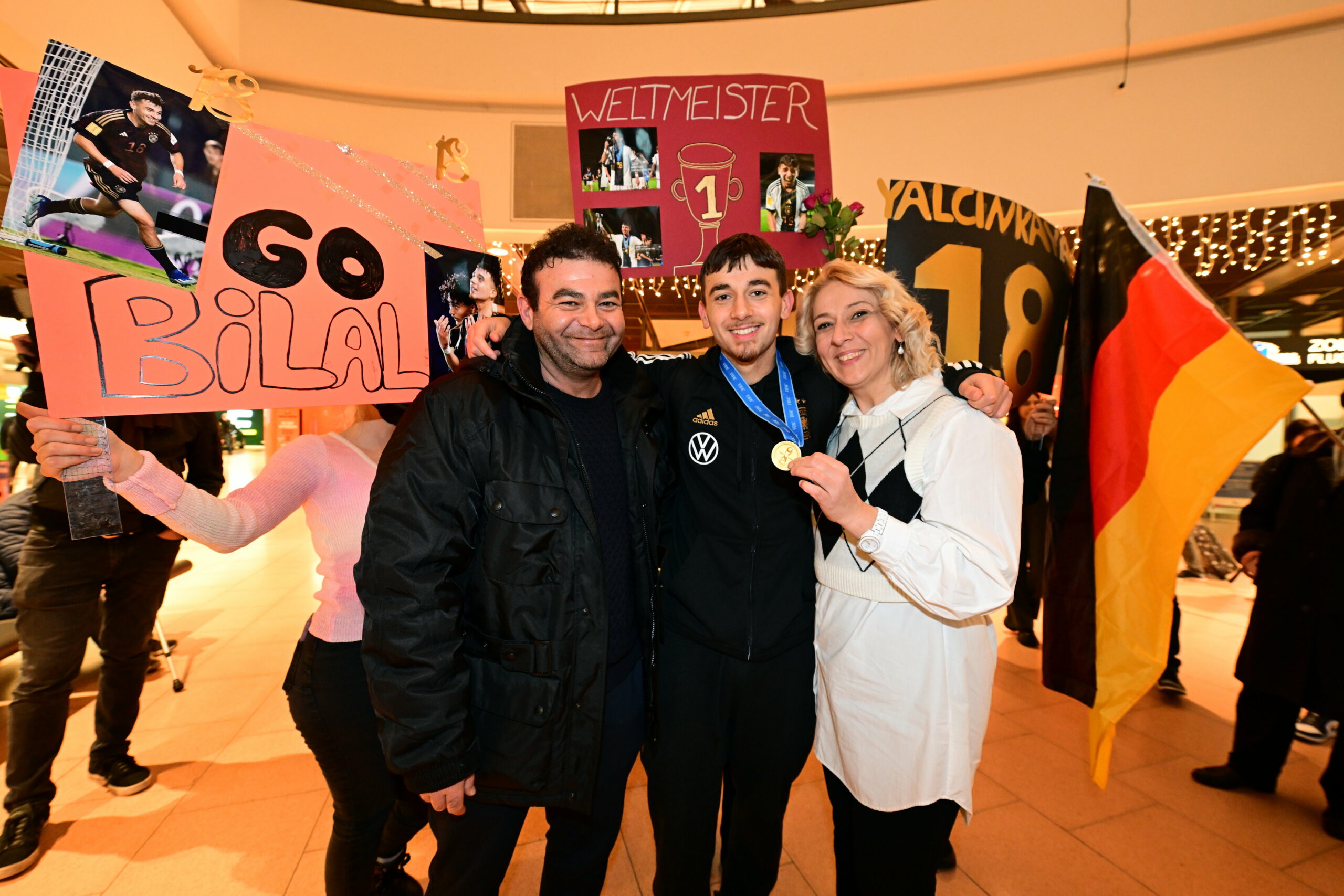 Bilal Yalcinkaya mit seinen Eltern am Hamburger Flughafen
