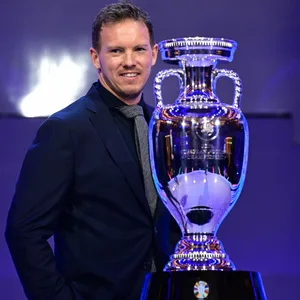 Julian Nagelsmann und der EM-Pokal.