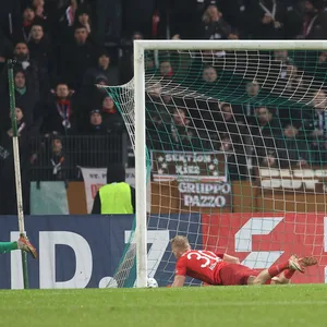 St. Paulis Torwart Sascha Bruchert kann Homburgs 1:1 nicht verhindern