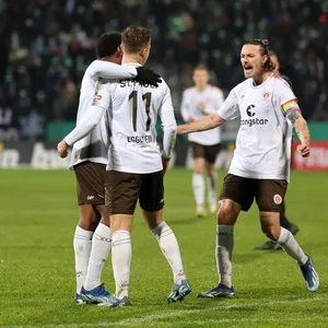 Jackson Irvine und seine MItspieler jubeln nach einem Treffer.