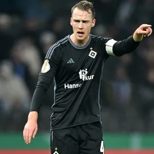 HSV-Kapitän Sebastian Schonlau gibt Anweisungen