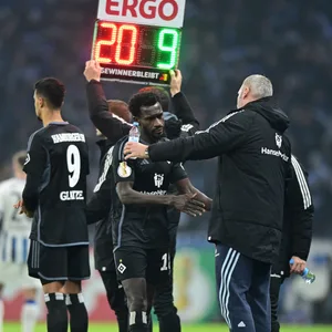 Beim Pokalspiel in Berlin wechselte HSV-Trainer Tim Walter seinen Knipser Robert Glatzel erst spät ein.