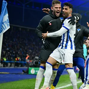 Nader El-Jindaoui jubelt mit seinen Mannschaftskollegen für Hertha BSC