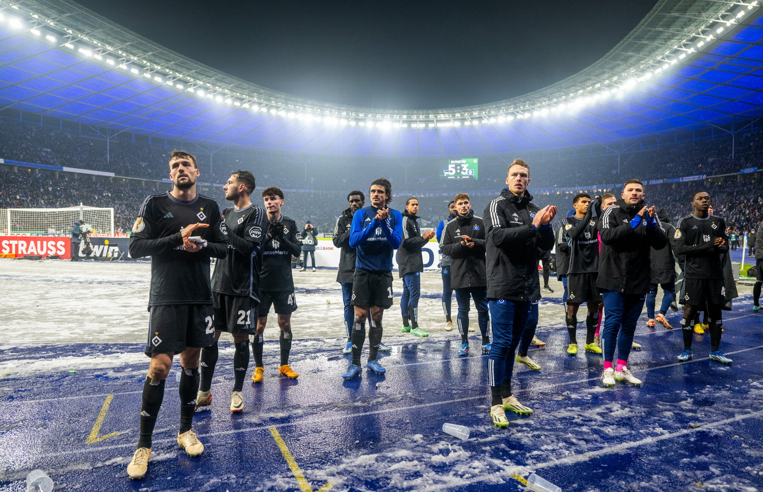 HSV-Profis applaudieren zu den Fans in Berlin