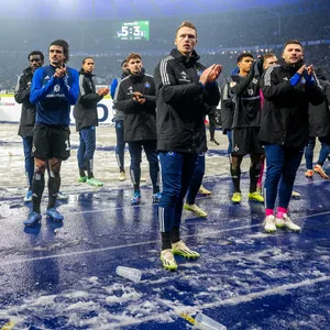 HSV-Profis applaudieren zu den Fans in Berlin