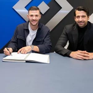 Claus Costa, Daniel Heuer Fernandes und Jonas Boldt bei der Vertragsunterschrift des Stammtorwarts