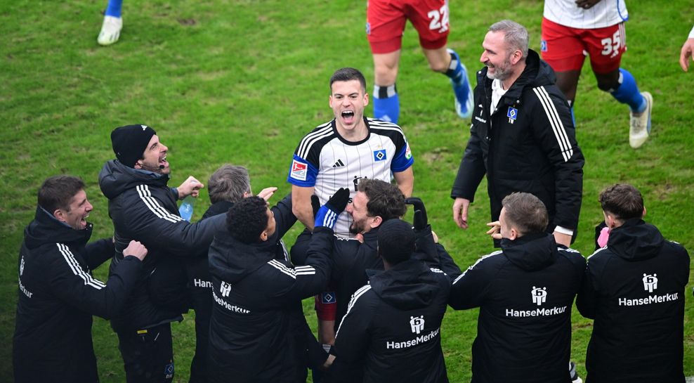 László Bénes feiert das 1:0 für den HSV