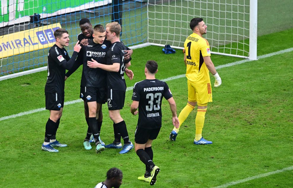 Filip Bilbija wird nach seinem Tor geherzt