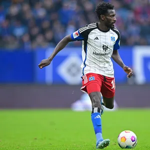 Bakery Jatta am Ball im Spiel gegen Paderborn