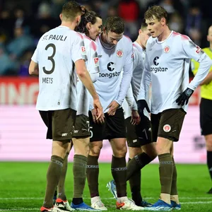Die Profis des FC St. Pauli besprechen eine Standardsituation.