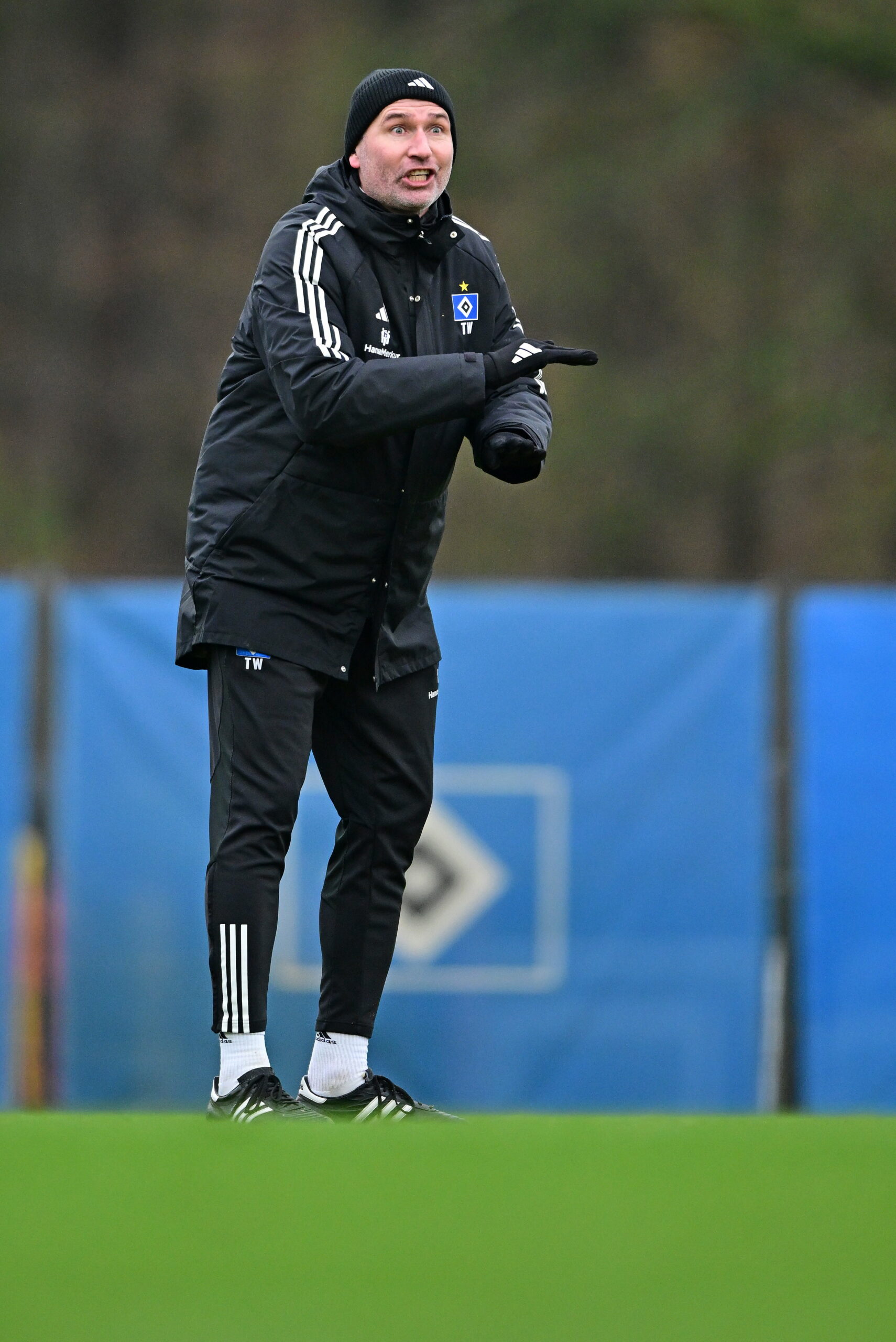 HSV-Trainer Tim Walter gibt ohne Bart Anweisungen.