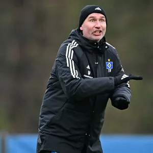 HSV-Trainer Tim Walter gibt ohne Bart Anweisungen.