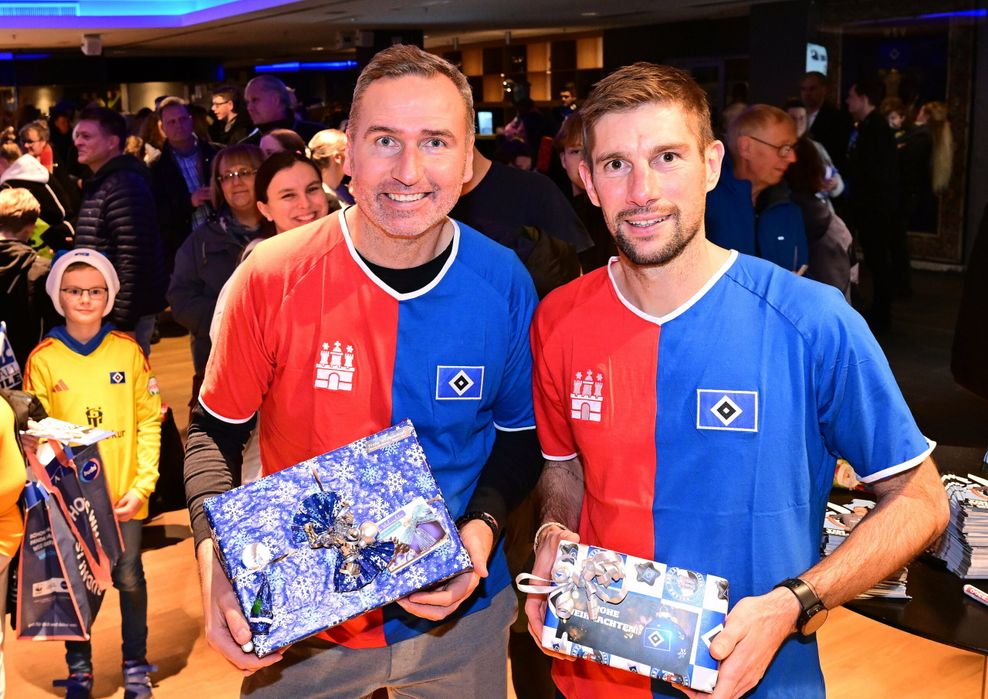 HSV-Trainer Tim Walter (l.) und sein Assistent Julian Hübner posieren beim Verteilen von Geschenken