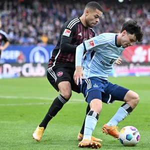 Jan Gyamerah (FC Nürnberg) und Nicolas Oliveira (HSV)