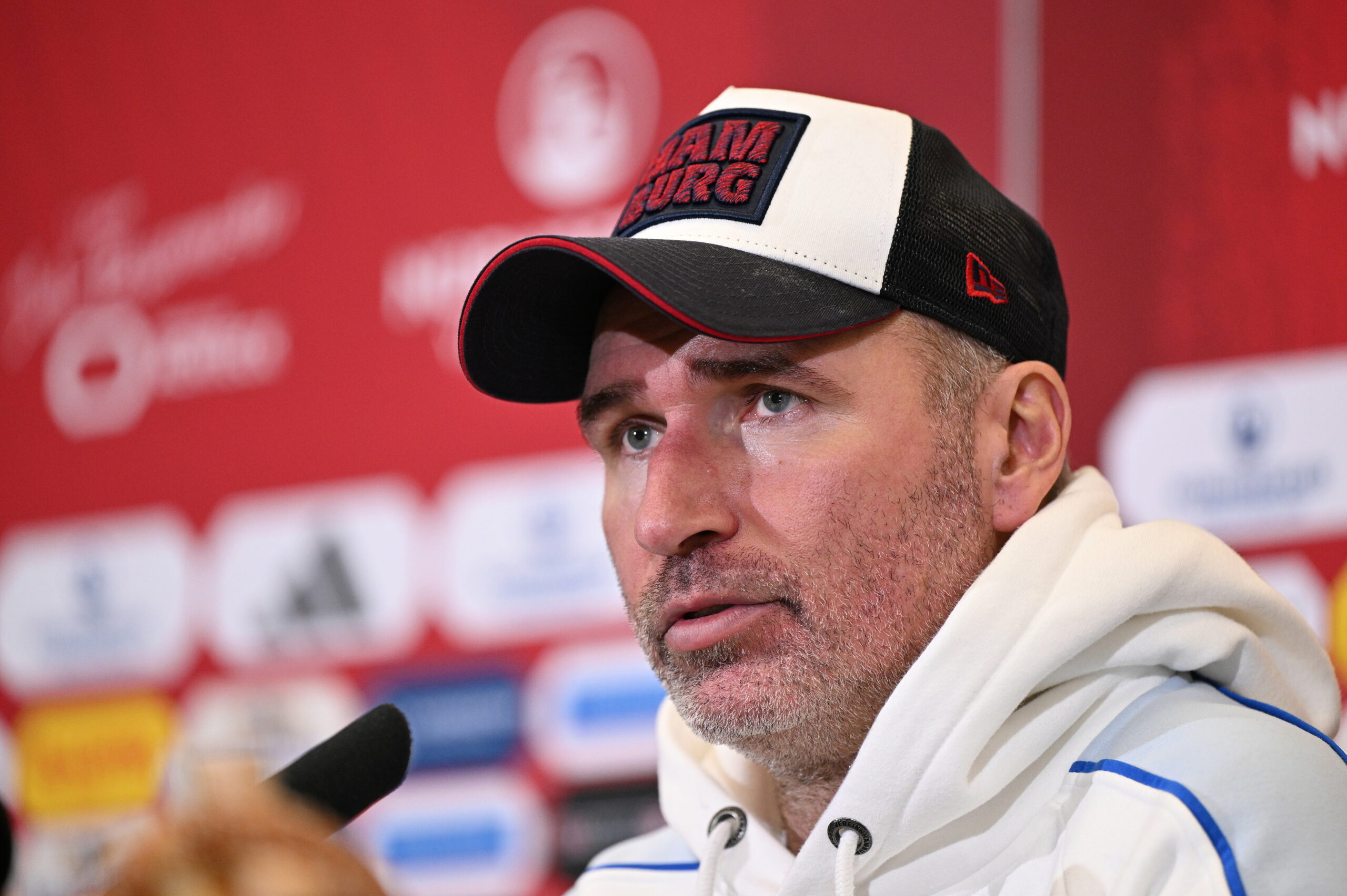 Trainer Tim Walter auf der Pressekonferenz nach dem HSV-Sieg in Nürnberg