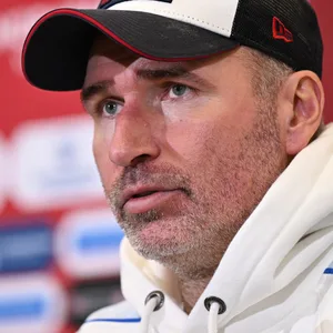 Trainer Tim Walter auf der Pressekonferenz nach dem HSV-Sieg in Nürnberg