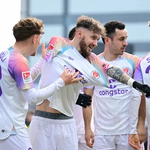 St. Paulis Profis jubeln über Marcel Hartels Führungstor gegen Wehen Wiesbaden.