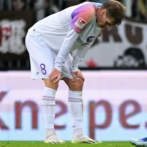 Eric Smith (l.) und Marcel Hartel (r.), der auf dem Boden sitzt