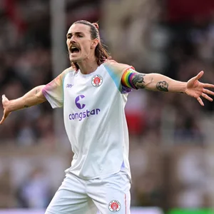 Jackson Irvine gestikuliert